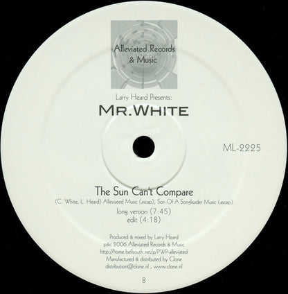 Portada trasera del vinilo Larry Heard Presents: Mr. White – The Sun Can't Compare, bajo Alleviated Records, 12", reedición, reimpresión. Texto impreso: muestra las versiones (long 7:45 / edit 4:18) y créditos musicales.