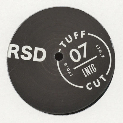 Etiqueta central del vinilo Late Nite Tuff Guy – Tuff Cut 07 12" en sello Tuff Cut, con diseño minimalista y catálogo destacado.