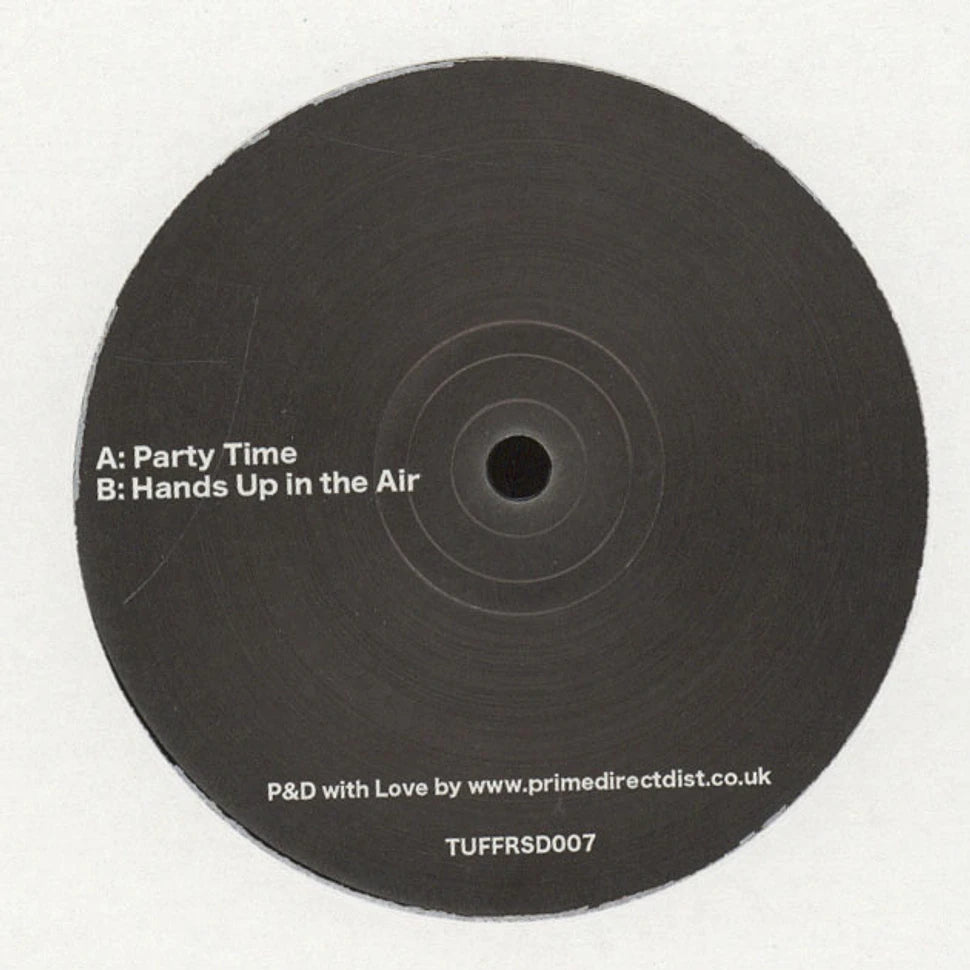 Etiqueta central del vinilo Late Nite Tuff Guy – Tuff Cut 07 12" en sello Tuff Cut, mostrando las pistas A: Party Time y B: Hands Up in the Air.