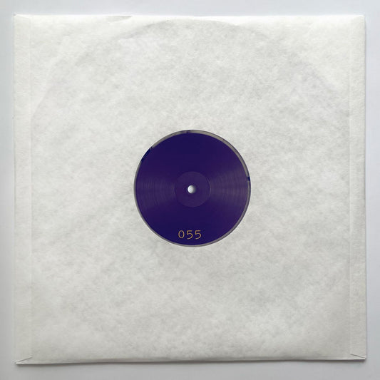 Etiqueta trasera del vinilo Lesterr – 2 Jahre Dazwischen EP en funda blanca, muestra el número de copia 055 y diseño limpio.