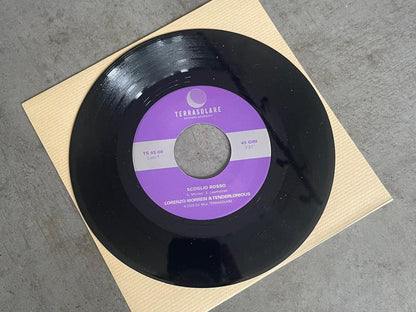 Vinilo negro 7" de Lorenzo Morresi & Tenderlonious – Scoglio Rosso / Chiaia di Luna sobre funda crema, etiqueta Terrasolare visible, edición 45 RPM ideal para DJs y coleccionistas.