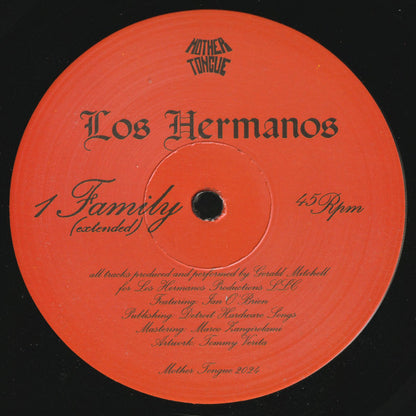 Etiqueta del lado A del vinilo "Family" de Los Hermanos, editado por Mother Tongue Records en 12" limitado. Presenta el track "Family (Extended)" con créditos de producción.