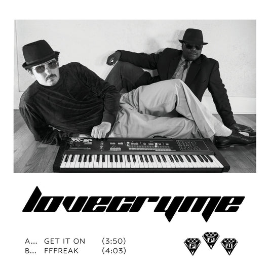 Fotografía en blanco y negro de Love Cryme posando con teclado vintage; portada del vinilo Love Cryme – Get It On.