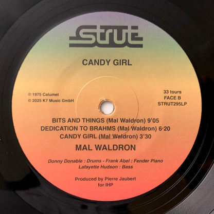 Etiqueta central lado B del vinilo Mal Waldron – Candy Girl por Strut, mostrando títulos “Bits and Things”, “Dedication to Brahms” y “Candy Girl”, junto a datos de producción y catálogo.