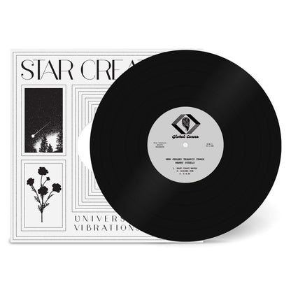 Portada del vinilo Manny Steelo – New Jersey Transit Traxx 12" de Star Creature con funda Universal Vibrations en blanco y negro y el disco parcialmente fuera.