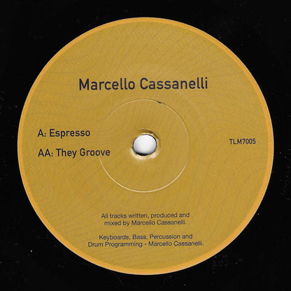 Etiqueta central lado AA del vinilo Marcello Cassanelli – Espresso / They Groove en sello Ten Lovers Music, formato 7", 45 RPM; muestra título “Espresso”, créditos de producción y número de catálogo TLM7005 sobre fondo mostaza.