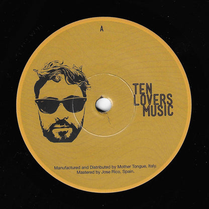 Etiqueta central lado A del vinilo Marcello Cassanelli – Espresso / They Groove editado por Ten Lovers Music, 7", 45 RPM; diseño con rostro ilustrado y logo del sello, indicando manufactura italiana y masterización en España.