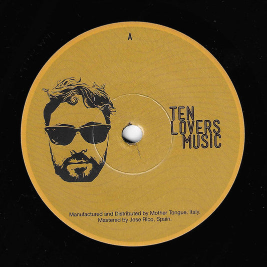 Etiqueta central lado A del vinilo Marcello Cassanelli – Espresso / They Groove editado por Ten Lovers Music, 7", 45 RPM; diseño con rostro ilustrado y logo del sello, indicando manufactura italiana y masterización en España.