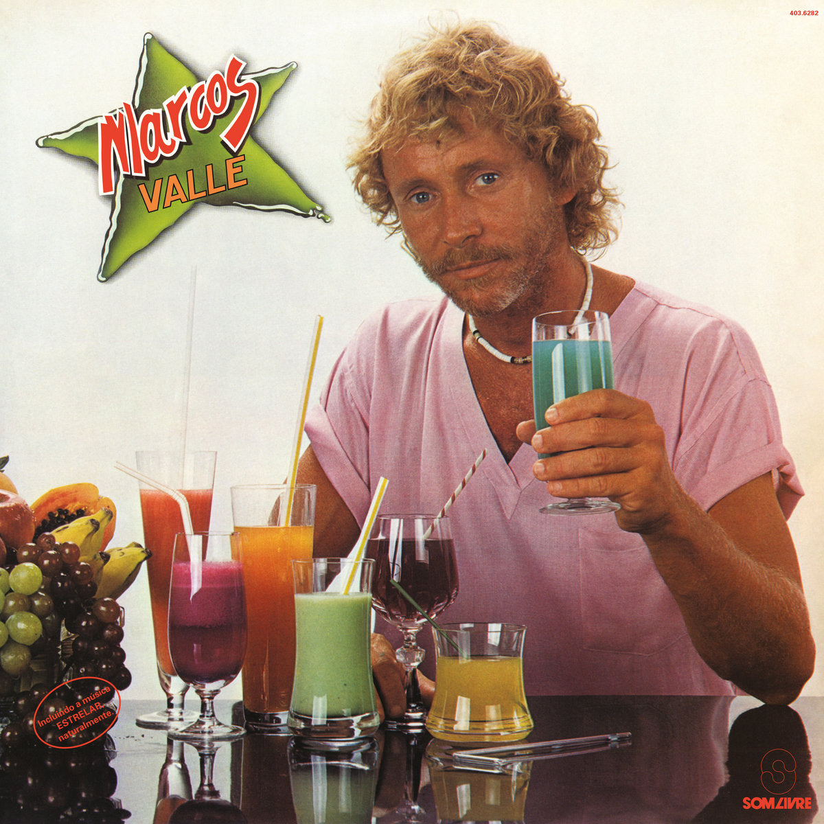 Portada del vinilo Marcos Valle – Marcos Valle: el músico con camiseta rosa entre bebidas de colores y fruta.