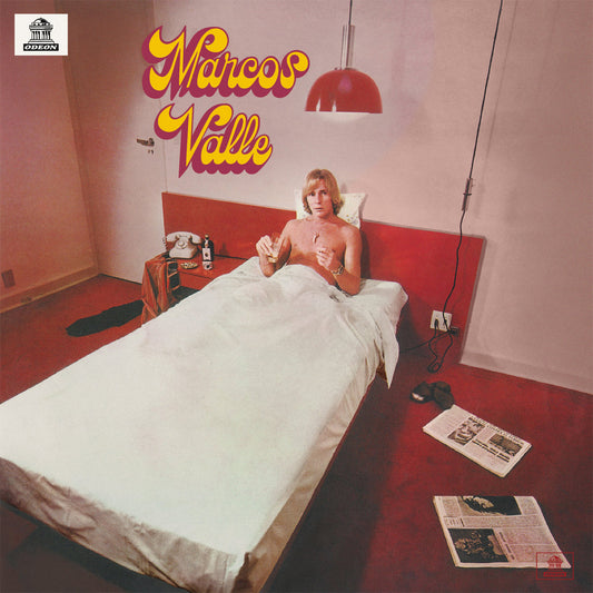 Portada del vinilo Marcos Valle – Marcos Valle de Vampi Soul, reedición LP con Marcos Valle en una cama roja.