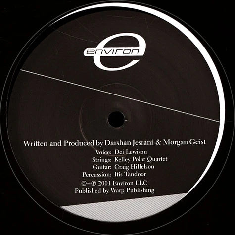 Etiqueta central lado B del vinilo Metro Area – Metro Area 4 con créditos de producción, músicos invitados y sello Environ. Formato 12", reedición remasterizada.