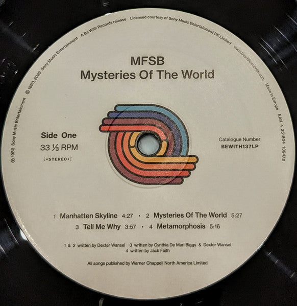 Lado A del vinilo MFSB – Mysteries Of The World con etiqueta central, 33⅓ RPM, temas y duraciones visibles, catálogo BEWITH137LP.