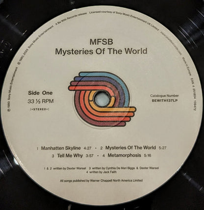 Lado A del vinilo MFSB – Mysteries Of The World con etiqueta central, 33⅓ RPM, temas y duraciones visibles, catálogo BEWITH137LP.