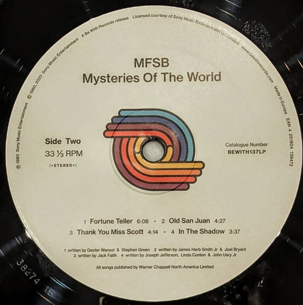 Lado B del vinilo MFSB – Mysteries Of The World con etiqueta central, listado de pistas, duraciones y créditos en reedición LP Be With Records.