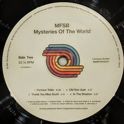 Lado B del vinilo MFSB – Mysteries Of The World con etiqueta central, listado de pistas, duraciones y créditos en reedición LP Be With Records.