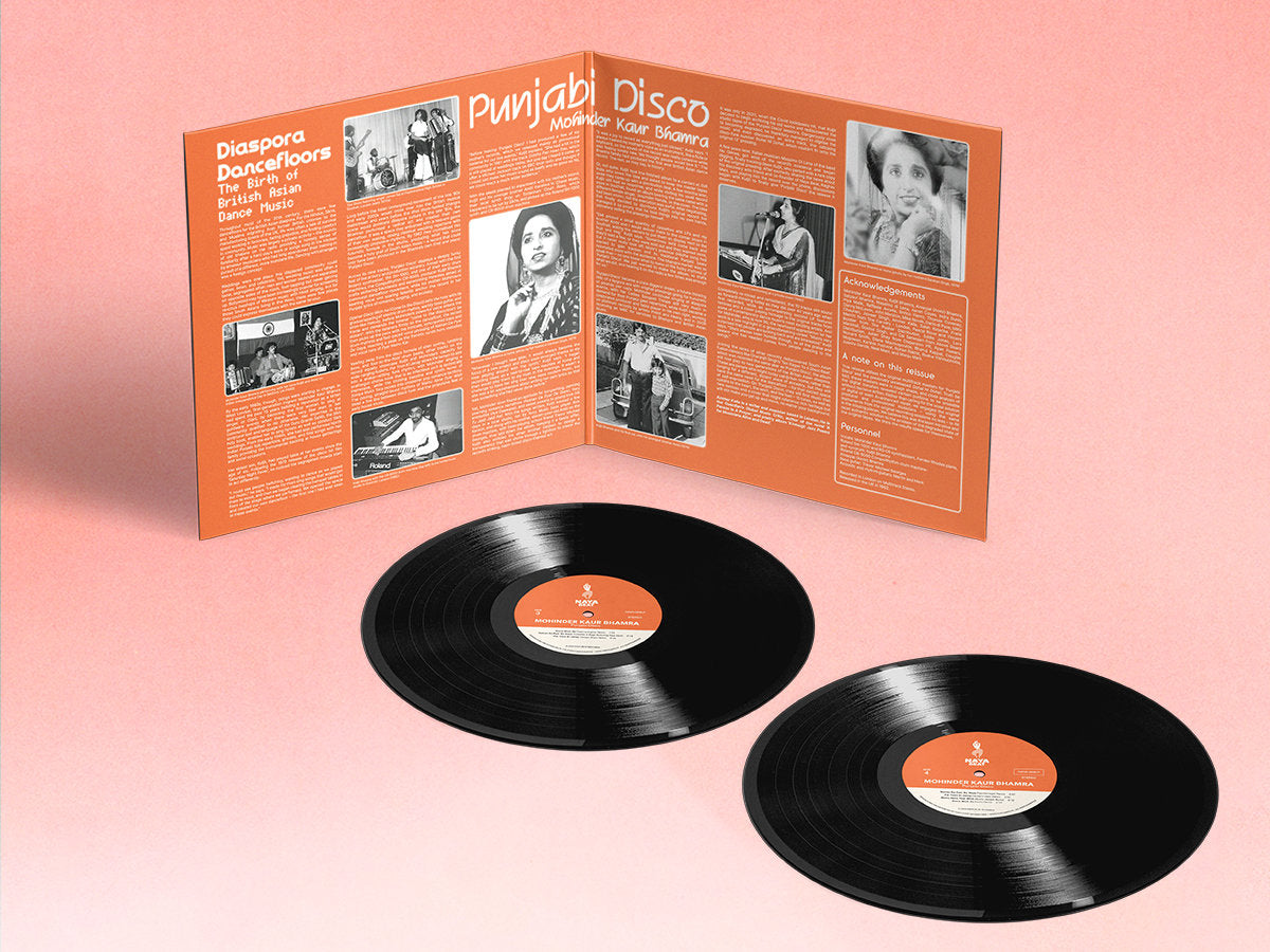 Vinilo Mohinder Kaur Bhamra – Punjabi Disco con insert gatefold lleno de texto, fotos vintage y dos discos sobre fondo rosa.