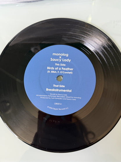 Lado A del vinilo 7" monolog x Saucy Lady – Birds Of A Feather sobre el disco, con etiqueta azul, créditos visibles y catálogo DR0014 de Dippin' Records.