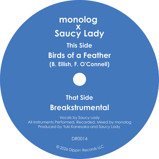 Etiqueta central del vinilo 7" monolog x Saucy Lady – Birds Of A Feather con etiqueta azul, pistas Birds of a Feather y Breakstrumental, créditos y catálogo DR0014.