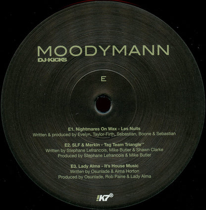 Etiqueta central del lado E del vinilo Moodymann – DJ-Kicks con tracks de Nightmares on Wax, SLF & Merkin y Lady Alma en !K7 triple LP.