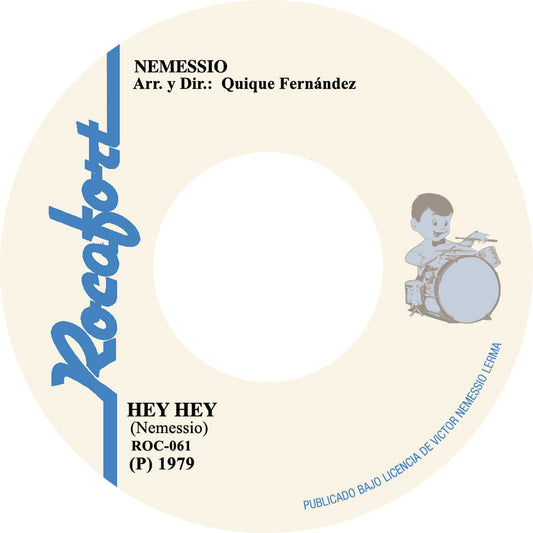 Lado A del vinilo Nemessio – Hey Hey etiqueta beige Rocafort Records con logo vertical azul, crédito a Quique Fernández, código ROC-061 y año 1979 visibles en esta reedición 7".