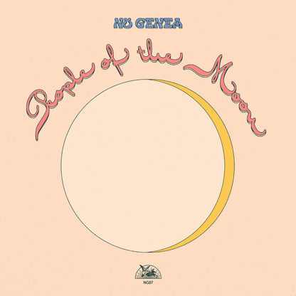 Portada del vinilo Nu Genea – People Of The Moon, con fondo durazno, letras curvas y una gran luna creciente amarilla.