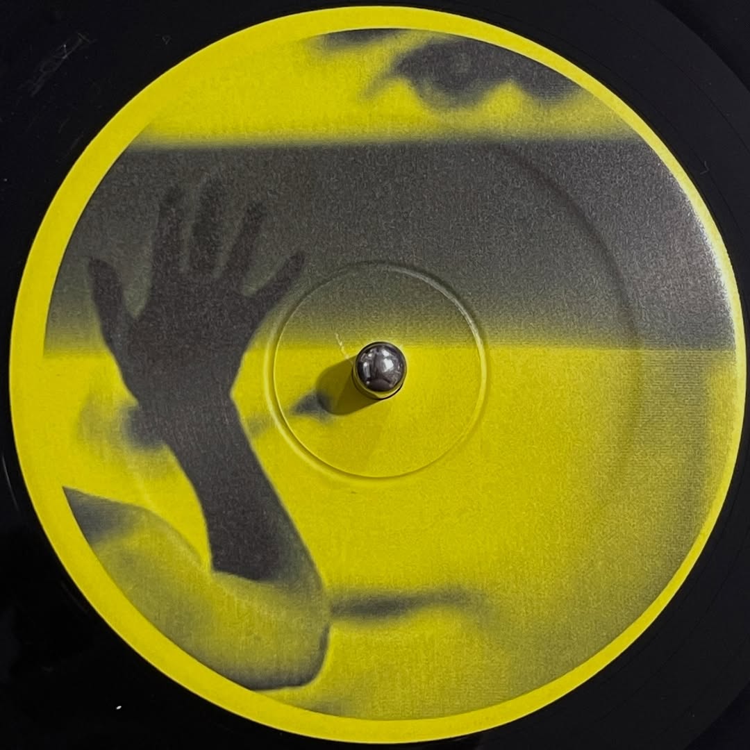 Lado B de vinilo Patrik Sjeren – EP 12" en Fit Sound, etiqueta amarilla con silueta abstracta y diseño minimalista.