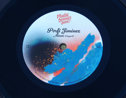 Etiqueta central del lado A del vinilo Porfi Jiménez – Miami con arte abstracto azul y naranja, créditos y logo de Matasuna Records visibles.