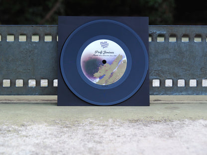 Lado B del vinilo Porfi Jiménez – Miami de Matasuna Records, mostrado sobre fondo metálico, detalle del sello y su etiqueta color pastel.