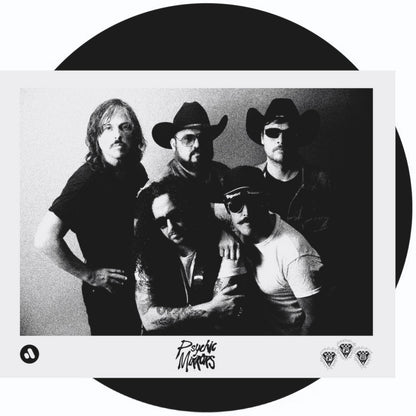 Fotografía en blanco y negro del grupo Psychic Mirrors incluida en el vinilo Psychic Mirrors – Island Girl / Shock Treatment de Peoples Potential Unlimited; imagen promocional estilo retro con estética de banda funk y soul.