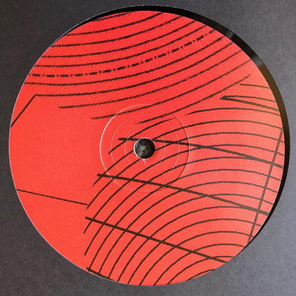 Lado B del vinilo Q – The Voice Of Q con diseño gráfico rojo sin texto, arte abstracto impreso directamente sobre el disco.