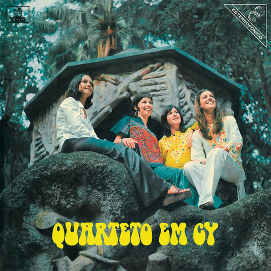 Portada del vinilo Quarteto Em Cy – Quarteto Em Cy, con el cuarteto entre rocas y vegetación.