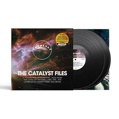 Vinilo Rainer Trüby & Miche – The Catalyst Files parcialmente extraído de la funda, mostrando doble LP negro y etiqueta central con pistas visibles.