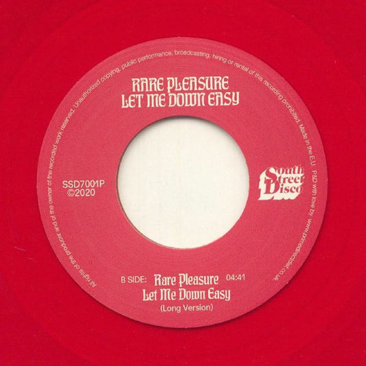 Contraportada del sencillo/álbum en vinilo, mostrando la información del lado B. Rare Pleasure – Let Me Down Easy, vinilo 7" rojo, bajo el sello South Street Disco.