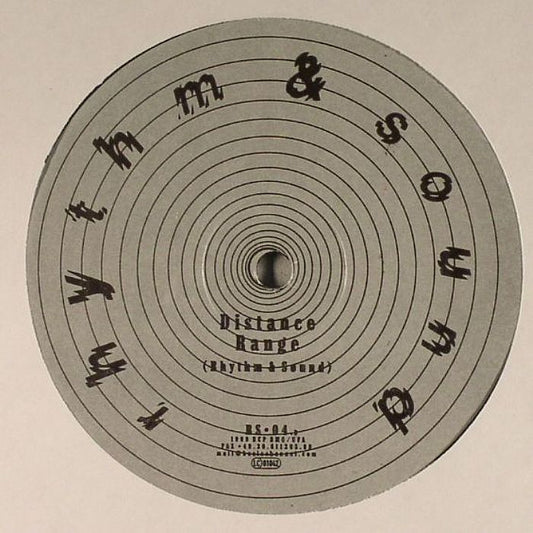 Etiqueta central gris del vinilo Rhythm & Sound w/ Savage – Smile, lado B con pistas Distance y Range, arte minimal y referencia RS-04.
