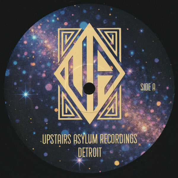 Lado A de vinilo Rick Wade – Disko Dust EP con etiqueta central cósmica, logo dorado y texto Upstairs Asylum Recordings Detroit, diseño limpio sin listado de pistas.