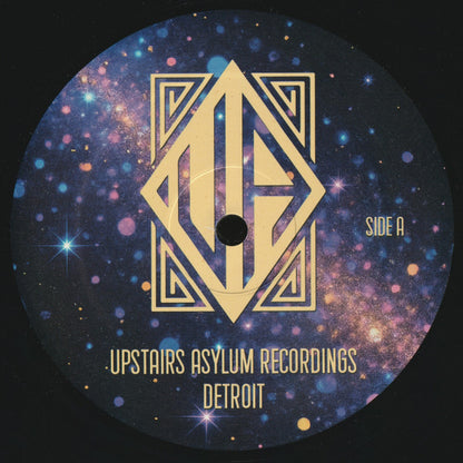 Lado A de vinilo Rick Wade – Disko Dust EP con etiqueta central cósmica, logo dorado y texto Upstairs Asylum Recordings Detroit, diseño limpio sin listado de pistas.