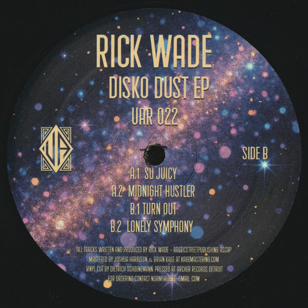 Lado B de vinilo Rick Wade – Disko Dust EP con etiqueta central detallada, incluye tracklist completo, catálogo UAR 022 y créditos visibles del sello Upstairs Asylum Recordings.