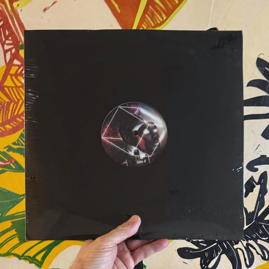 Funda genérica negra del vinilo Rick Wilhite & Delano Smith – Parabellum Detroit, con etiqueta central visible y arte minimalista