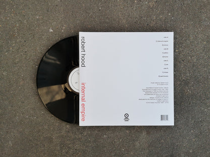 Lado B del vinilo Robert Hood – Internal Empire visible sobre superficie plana, junto a contraportada con créditos.