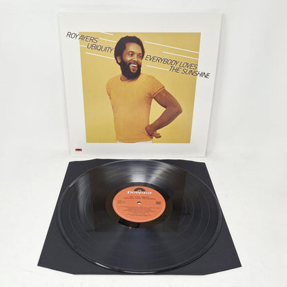 Vinilo Roy Ayers Ubiquity – Everybody Loves The Sunshine junto a portada LP Vampi Soul; etiqueta Polydor visible con pistas y duración.