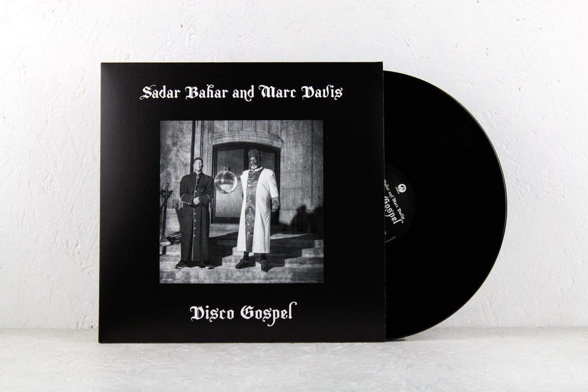 Funda y vinilo negro de Sadar Bahar And Marc Davis – Disco Gospel, fotografiados sobre fondo blanco.