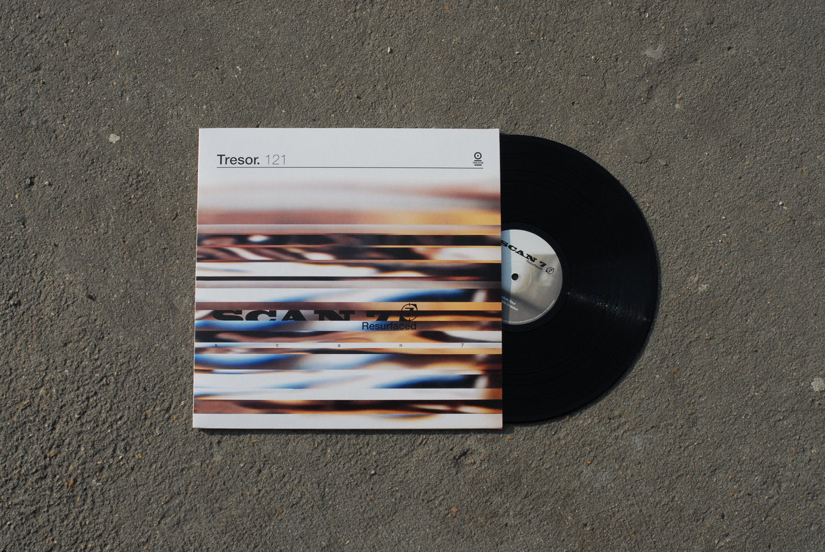 Funda y vinilo Scan 7 – Resurfaced sobre suelo, edición 2x12" Tresor con disco negro parcialmente fuera.