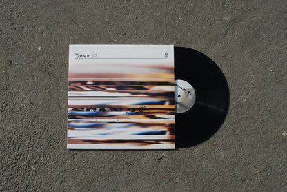 Funda y vinilo Scan 7 – Resurfaced sobre suelo, edición 2x12" Tresor con disco negro parcialmente fuera.
