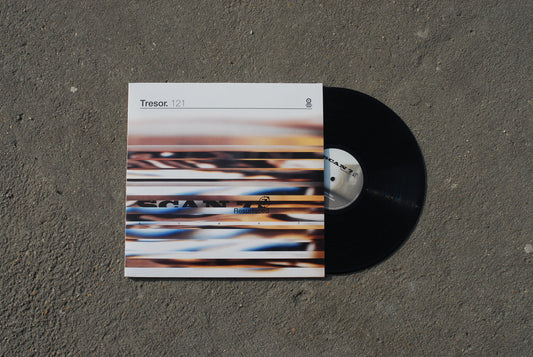 Funda y vinilo Scan 7 – Resurfaced sobre suelo, edición 2x12" Tresor con disco negro parcialmente fuera.