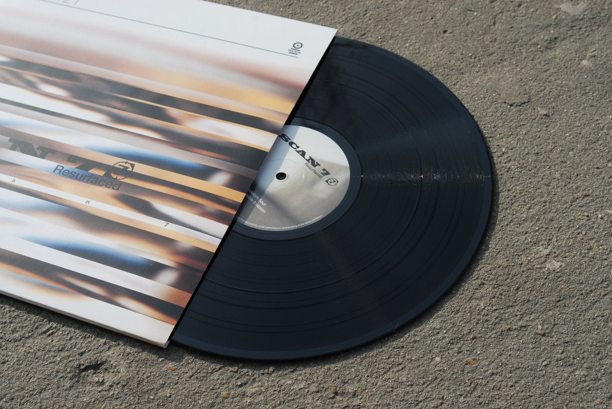 Detalle de vinilo Scan 7 – Resurfaced asomando de la funda, etiqueta central visible en edición Tresor.