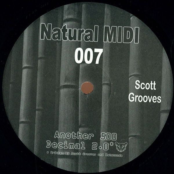 Lado A del vinilo Scott Grooves – Another 500 en 12", etiqueta Natural Midi 007 con Another 500 y Decimal 2.0, diseño bambú gris.