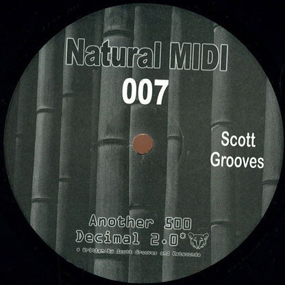 Lado A del vinilo Scott Grooves – Another 500 en 12", etiqueta Natural Midi 007 con Another 500 y Decimal 2.0, diseño bambú gris.