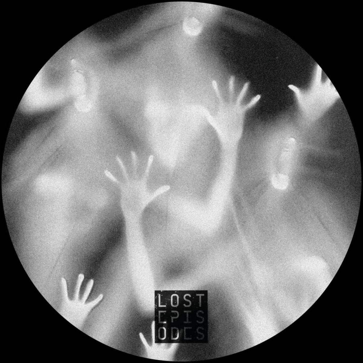Etiqueta central lado B del vinilo Shlomi Aber – Episode 7 en Lost Episodes, arte minimalista en blanco y negro con manos difuminadas.
