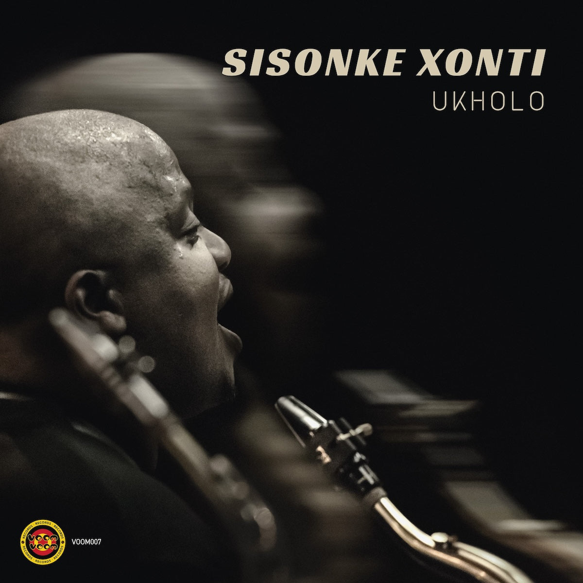 Portada del vinilo Sisonke Xonti – uKholo, con retrato monocromático del saxofonista y título en color crema.