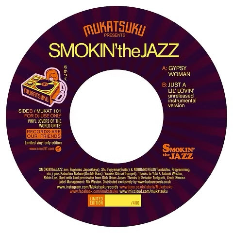 Etiqueta central del lado A del vinilo Smokin' The Jazz – Gypsy Woman / Just A Lil' Lovin' de Mukatsuku Records, edición limitada numerada en formato 7" 45 RPM, mostrando los créditos, catálogo y diseño púrpura con detalles dorados.